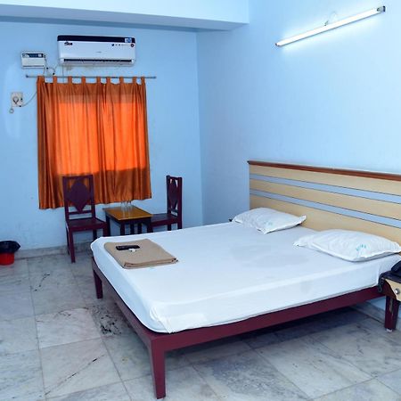 Hotel Aditya Puduccseri Kültér fotó