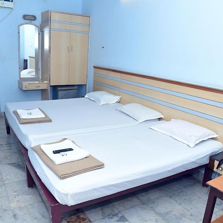 Hotel Aditya Puduccseri Kültér fotó