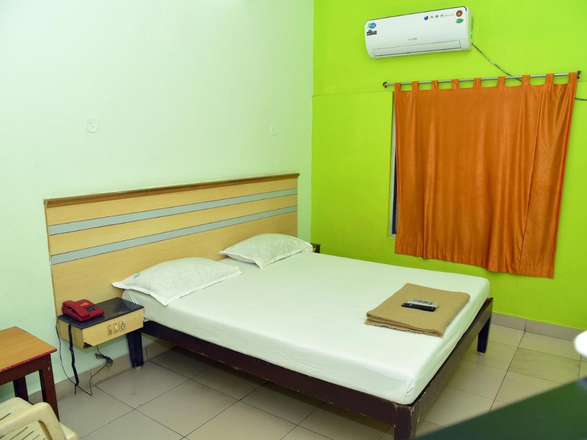 Hotel Aditya Puduccseri Kültér fotó