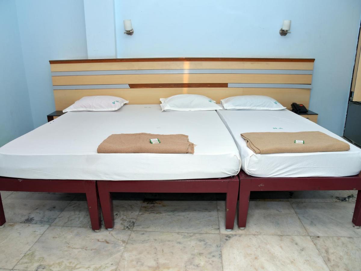 Hotel Aditya Puduccseri Kültér fotó