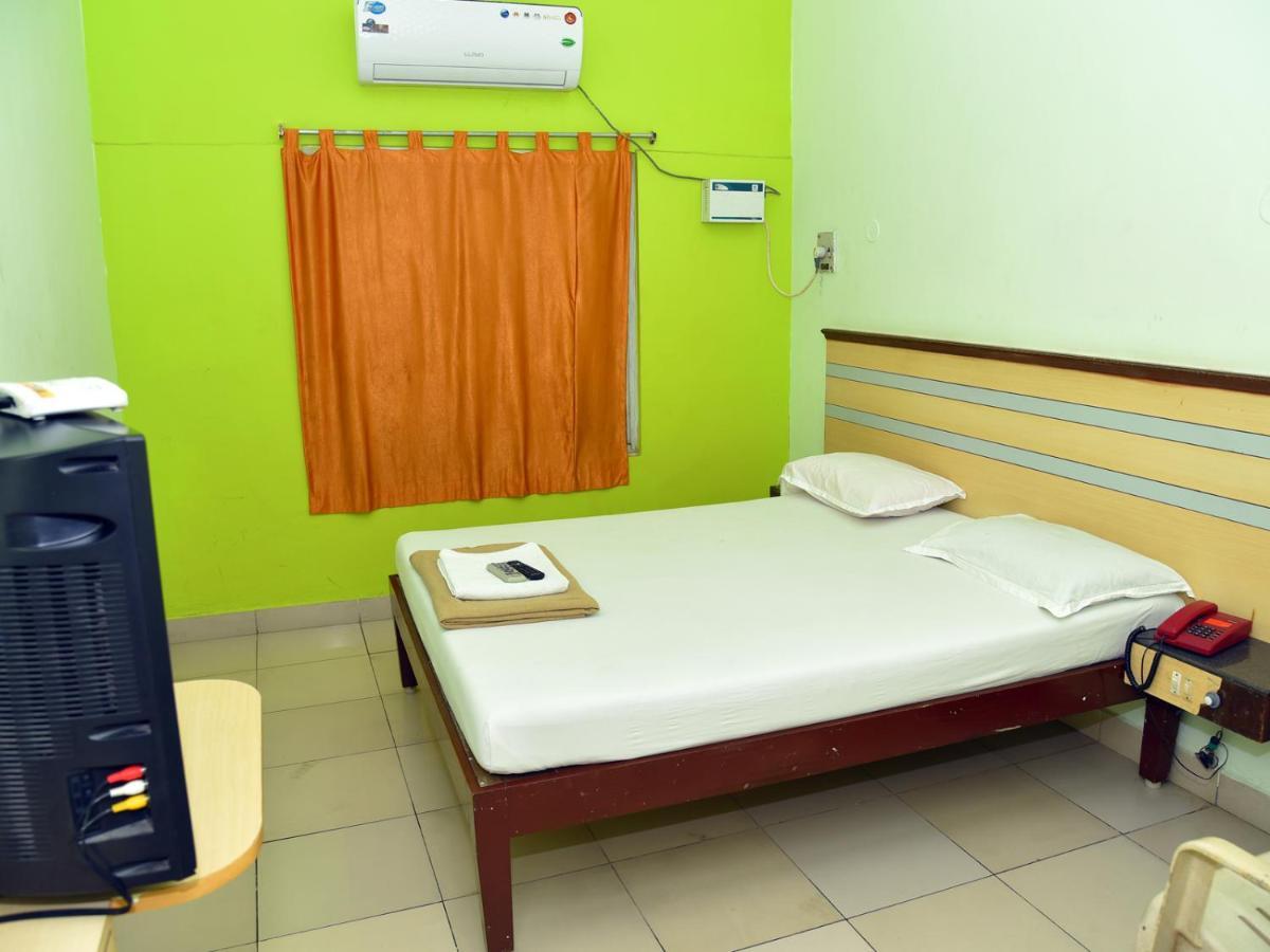 Hotel Aditya Puduccseri Kültér fotó