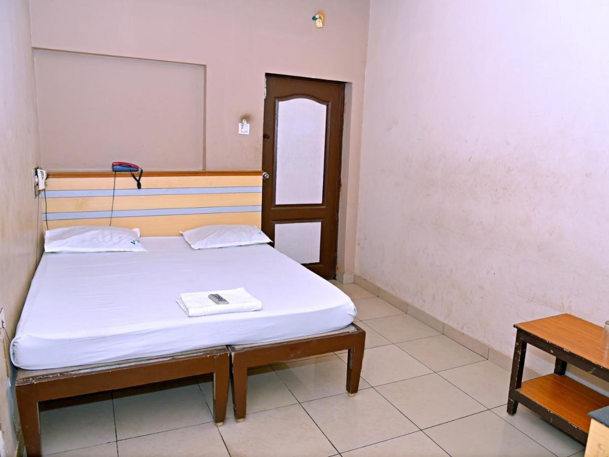 Hotel Aditya Puduccseri Kültér fotó