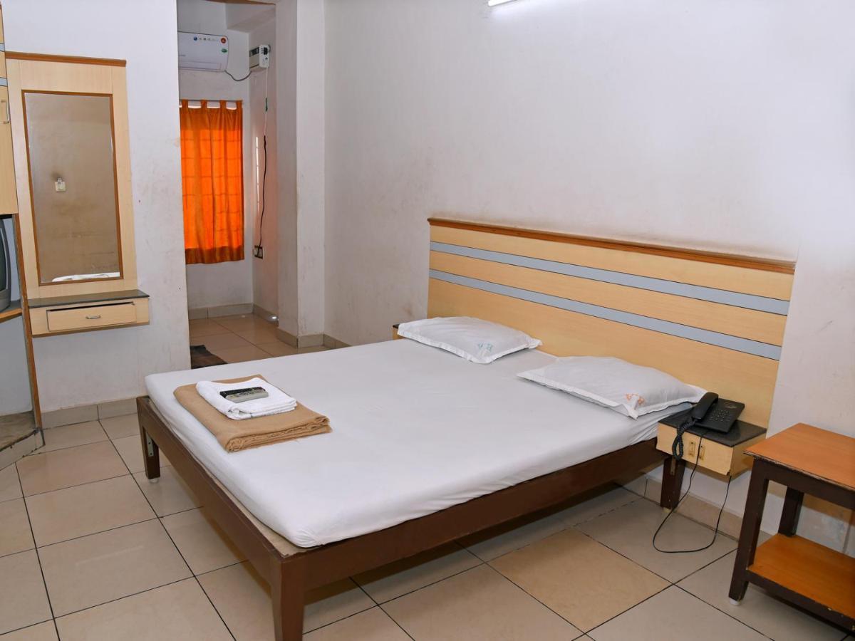 Hotel Aditya Puduccseri Kültér fotó
