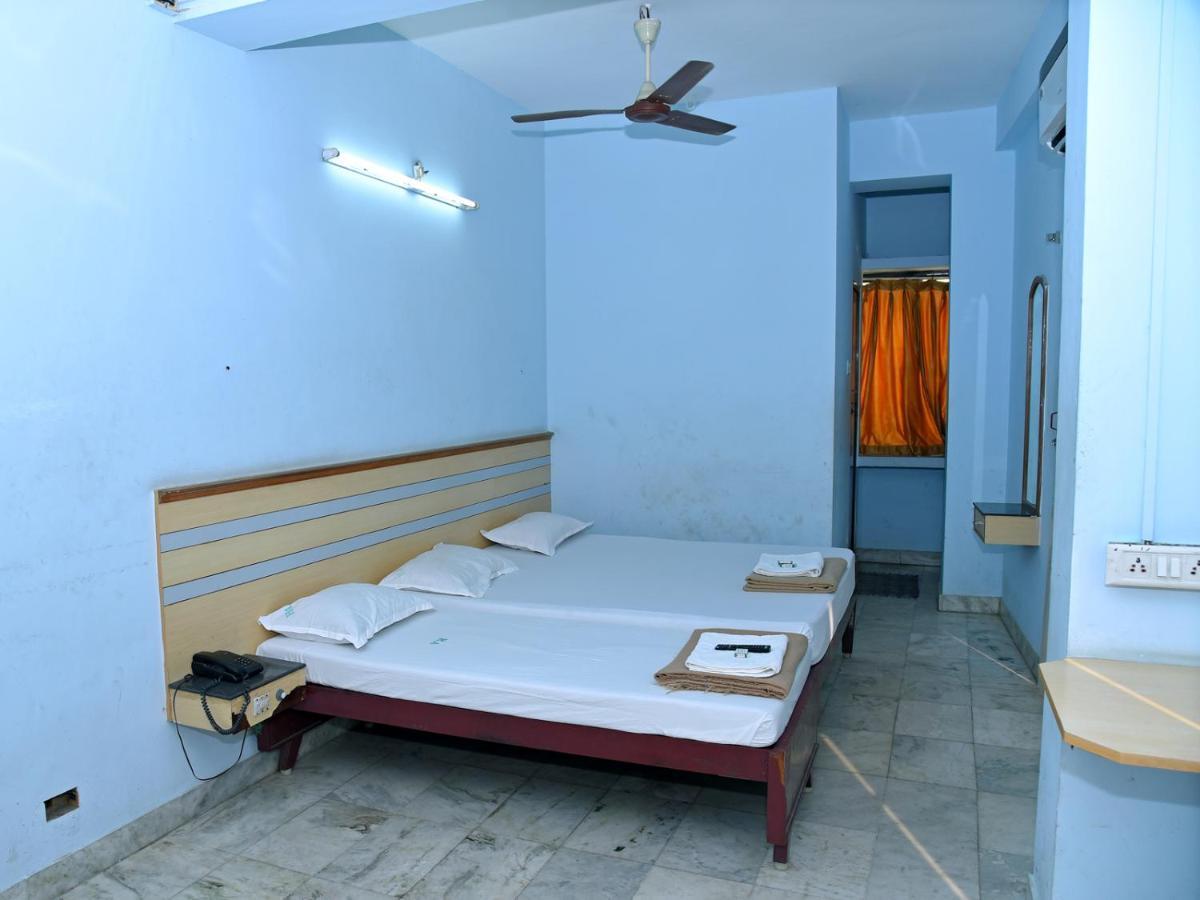 Hotel Aditya Puduccseri Kültér fotó
