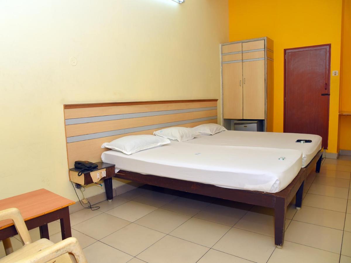 Hotel Aditya Puduccseri Kültér fotó