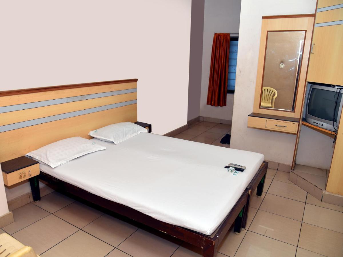 Hotel Aditya Puduccseri Kültér fotó