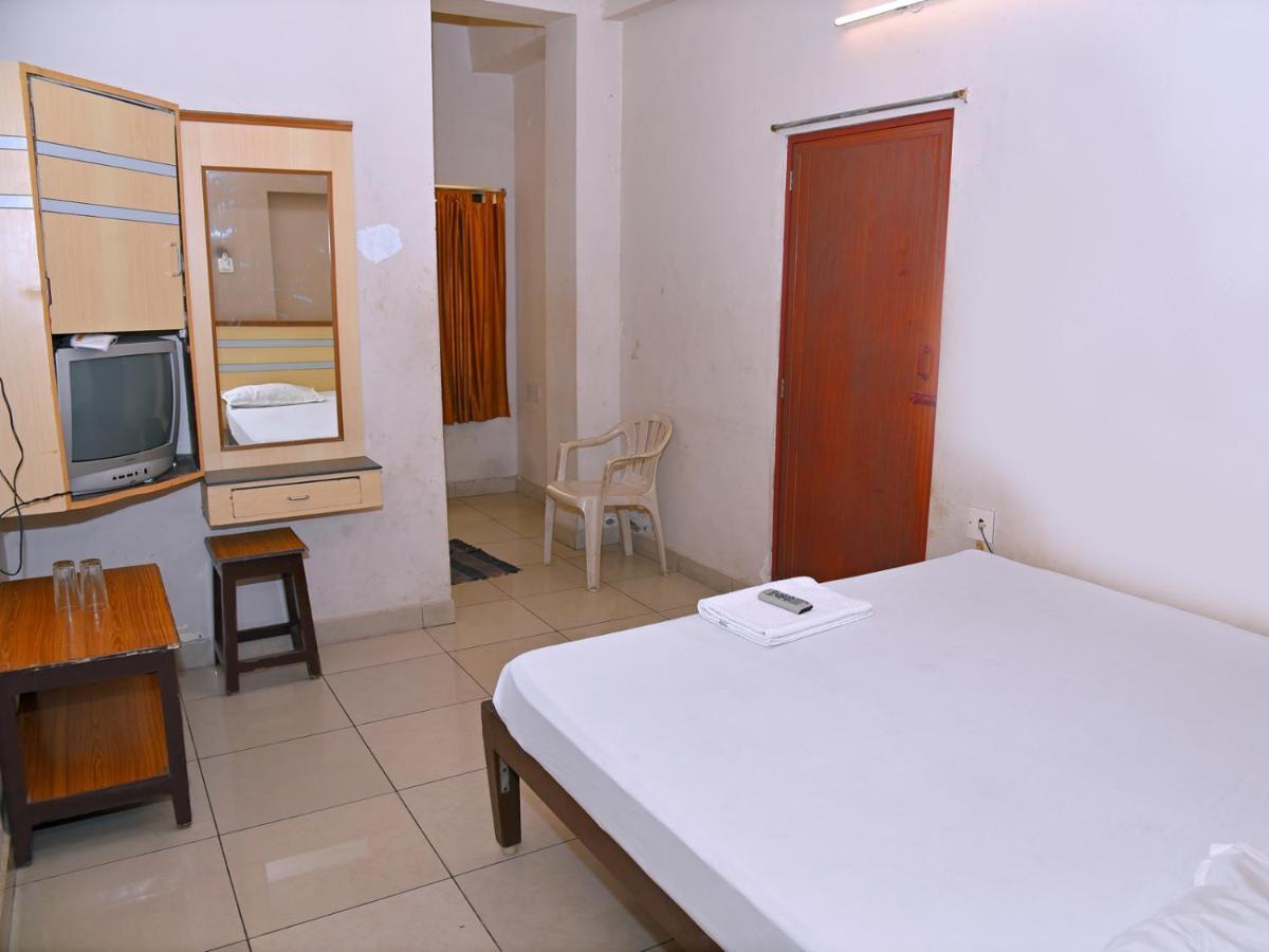Hotel Aditya Puduccseri Kültér fotó