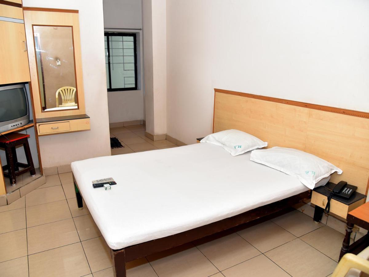 Hotel Aditya Puduccseri Kültér fotó