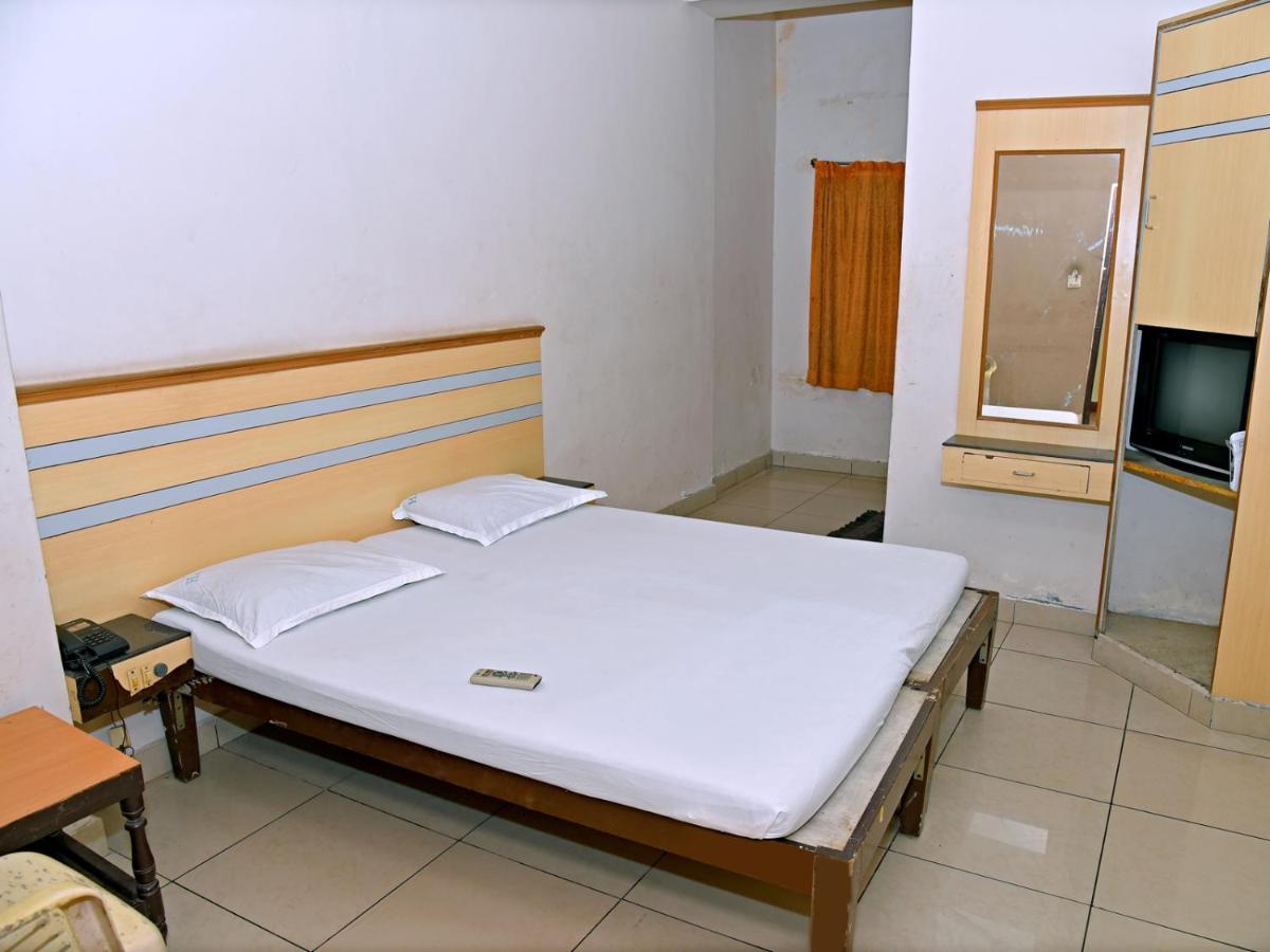 Hotel Aditya Puduccseri Kültér fotó